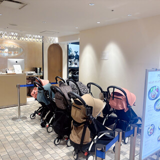 入り口にベビーカー置き場のご用意ございます