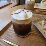 BAM BI COFFEE - アメリカコーヒーにクリームが乗った『アインシュペンナー』