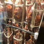 トラットリア ダイ パエサーニ - 入口左手の冷蔵庫には自家製サラミがみっしり。