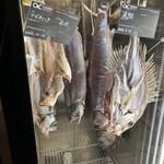 トラットリア ダイ パエサーニ - こちらは干し魚？魚丸ごとがぶらぶら。