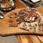 トラットリア ダイ パエサーニ - 自家製サラミ5種盛り合わせ。四人分一気に載せたら壮観。