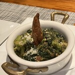 トラットリア ダイ パエサーニ - 緑野菜ととうもろこし粉のソテー。犬神スケキヨのような巨大唐辛子が屹立する。