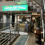 トラットリア ダイ パエサーニ - お店。緑の鮮やかな看板が目印。