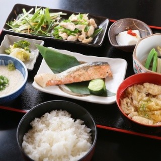 A very satisfying lunch with 8 dishes for 950 yen including tax! ︎