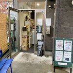 ヌードル＆スパイスカレー 今日の1番 - 土曜日の朝7:39 ※小雨なのか外待ち無しのラッキーちゃん♪