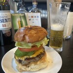 Burger DBrown - アボチー　綺麗にスライスされたアボカドです