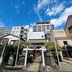 Burger DBrown - 復路　神社発見
      狭いスペースに神社が建っている様に見えるが
      実は逆で、神社の周りに建物が次々と出来たのだろう