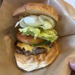 Burger DBrown - ペーパーに包んで、さて何処から齧りつくか…