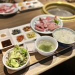 焼肉邸 四五六 - 六種盛り♬これで¥1,600！！美味いし安いし緊張がほぐれまちた♪(๑ᴖ◡ᴖ๑)♪