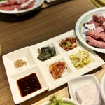 焼肉邸 四五六 - 小鉢じゃなくて小鉢盛り☝︎ご飯にチョー合う♬