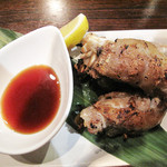 Aburidainingusouen - コラーゲンたっぷり豚足焼き♪
                      盛り付けもキレイで、食べやすいようにカットされています。