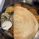ヴェヌス サウス インディアン ダイニング 御徒町店 - ドーサの下にライスがあります