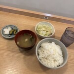 手作りハンバーグ フレンズ - ご飯・お味噌汁・サラダ・お漬物