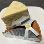 お菓子のクレマ - 手前はゴルゴンゾーラのやつ、奥はクリームチーズのレモンのやつ