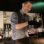 bar.comptoir - カクテルを作るマスターの優しい眼差しは、一つ一つ作り出すカクテルに対する愛情からなんだろうな✩⋆*॰¨̮⋆｡˚独立なさって20年目の味わい深いマスターのお店の空間は誰にも真似出来ません✨