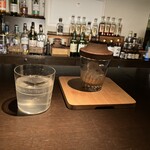 bar.comptoir - (左)ピスコとラベンダー✨
      南米のぶどう蒸留酒とラベンダー、ジンジャーで作るカクテル✨
      (右)スモークアーモンドミルク✨スモーク演出は素晴らし過ぎる！(๑ᵒ̴̶̷͈᷄ᗨᵒ̴̶̷͈᷅)و✨動画でお見せ出来ないのが残念…