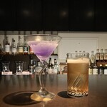 bar.comptoir - 最後の〆のカクテル✨
      (左)ブルームーン✨下記のパルフェタムールと美しきボトル、タンカレーNo.10を使用。
      (右)ガーナ産カカオソーダ✨
      カカオニブをジンに漬け込みチョコレートの香り高いカクテルに✨
