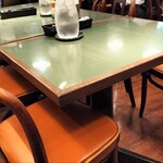 ダル食堂 - テーブル席