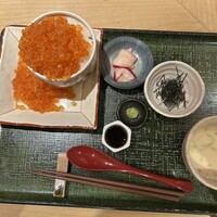 襷 - イクラこぼれ丼定食