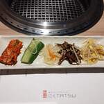 近江うし 焼肉 にくTATSU 青山本店 - キムチ・ナムル5種
