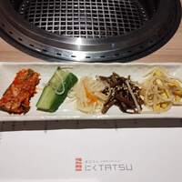 近江うし 焼肉 にくTATSU 青山本店 - キムチ・ナムル5種