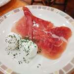 サイゼリヤ - 生ハムとモッツァレラ盛り合わせ500円