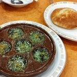 サイゼリヤ - フォッカチオ150円とエスカルゴのオーブン焼き400円