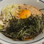 越麺庵 - 冷たいそばの上に、めんつゆ・ごま油・卵黄・海苔・刻みネギがトッピングされた一品です。
