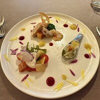 フレンチレストラン にき亭 そごう横浜店 - 写真上：大山鶏のバロティーヌ
                    写真右：イカのタルタル
                    写真左：契約農家から届いた色々野菜