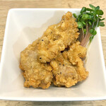 麺や 鶏次と貝次 - 貝次のからあげ3個380円