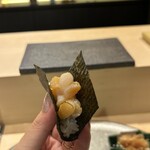 鮨 極 - 小柱のにぎり たっぷり入って、手渡しで ノリの香りが良い