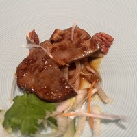 チャイナルーム - スターター：牛タンの四川ピリ辛ソース