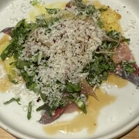 梅田 ワーフ - カルパッチョ　チーズたっぷりだけどうまく調和してる