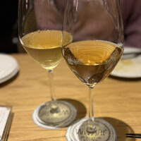 梅田 ワーフ - 白ワイン　手前スペイン　奥イタリア産　イタリアの勝ち