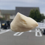 福井極生プリン専門店 いけ田 - すいーと。スプーンを入れると中はとてもトロトロ。やさしいミルクの風味と生クリームのコクが感じられ、口あたりはなめらかでとろけるよう。