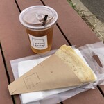 ヨハコキッチン - 料理写真:シンプルな美味しさが魅力の「バターコレクション」より《北海道バター》、そしてスタッフの方が特におすすめされていた《ストレートティー》の組み合わせ。