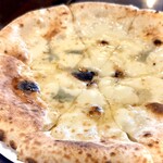 トラットリア アニモ - ◇ナポリピッツア（直径28㎝）…クアトロフォルマッジ　