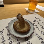 炭火割烹 麻布龍土町 - しいたけの出汁焼き。まさかのフォルムでやってきました。どうやって噛み付くべきか各々悩むが良いw←悩んで間違えた私(笑)