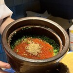 炭火割烹 麻布龍土町 - 鮭といくらの炊き込みご飯。鮭はいくらの下に沢山存在しています。満腹でも入ってしまう美味しさでした。