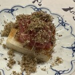 炭火割烹 麻布龍土町 - 鮪トリュフ。目の前でスリスリしてもらえます。ワクワクする。
