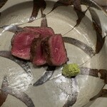 炭火割烹 麻布龍土町 - 牛炭火焼き。最後の方に来るには少し脂が強かったけど、味は間違いない美味しさ。