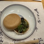 炭火割烹 麻布龍土町 - あん肝最中。ぶどうたちが同居してるの。これが美味しい！ビックリな組み合わせ。