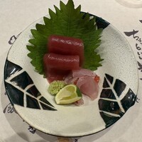 炭火割烹 麻布龍土町 - 本日のお造り。魚の甘味があって日本酒に合うったらない。