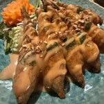 ゆるり 中華食堂 癒食同源 - エビマヨネーズのあぶり バジルとナッツの香り（6本）880円。