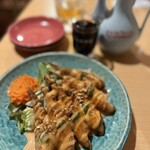 エビマヨネーズのあぶり バジルとナッツの香り（6本）880円・紹興酒 古越龍山 善醸仕込み（一合・常温）920円。