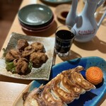 ゆるり 中華食堂 癒食同源 - ジューシーな焼き餃子（5ケ）630円・にんにくを使わない こだわり若鶏の唐揚げ 10種のスパイス（3ケ）380円。