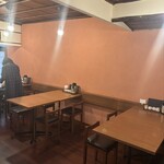 ももふく - 2階はテーブル席　3テーブルのみで広々としてます♪