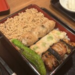 ももふく - 鶏そぼろに焼鳥3種、ししとう付き