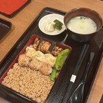 ももふく - この鳥重が1300円、とてもお値打ちな逸品