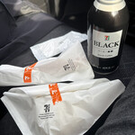 セブンイレブン - ドリンク写真:長旅の始まりは肉まん+フランク　タレとカラシ付は◎